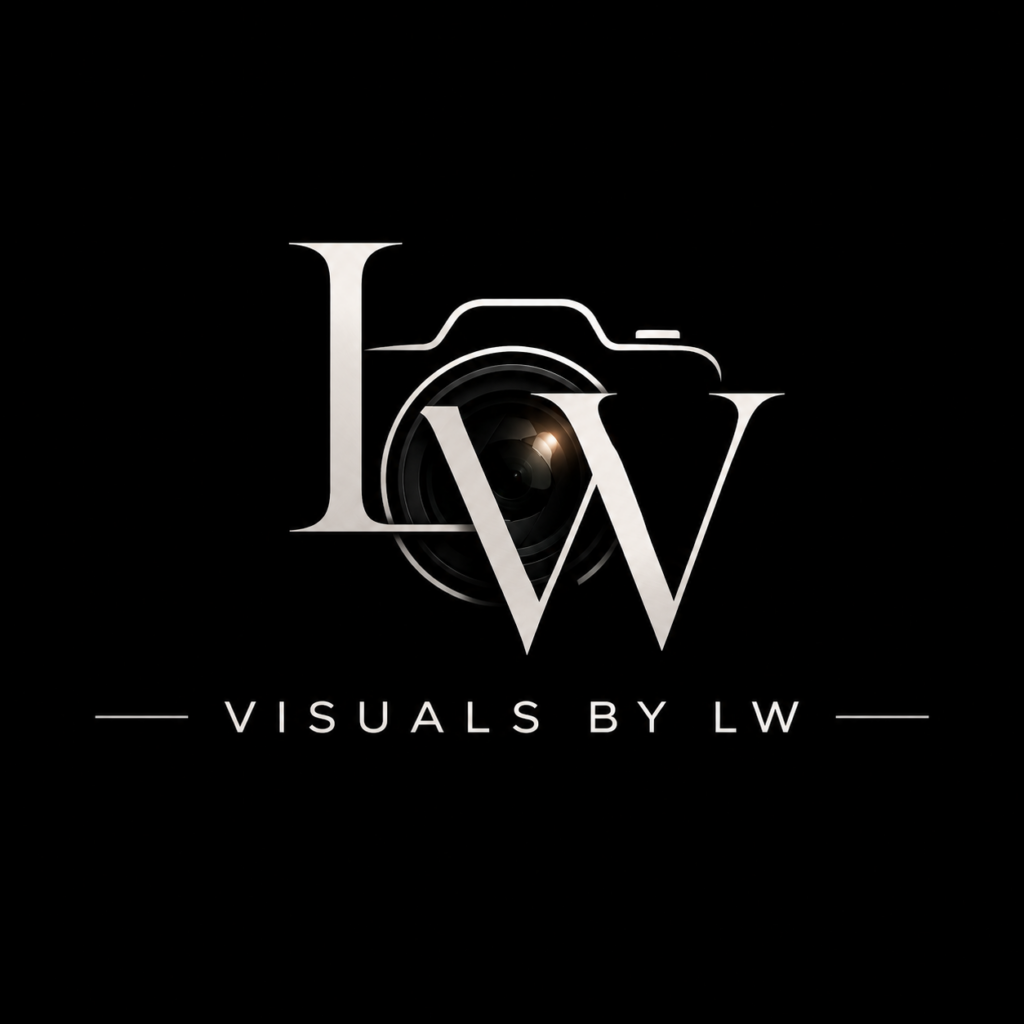 Logo website, zwarte achtergrond met witte letters Visuals By LW, met een camera.